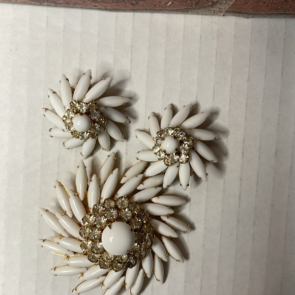 Judy Lee Navette White Milk Glass & Rhinestones Swirl Brooch w/set of earrings - Picture 4 of 17